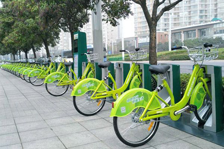 国内城市公共自行车的办理使用方法,大多是凭个人证件到相关部门交